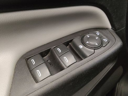 Used 2018 Chevrolet Equinox LS FWD image 27