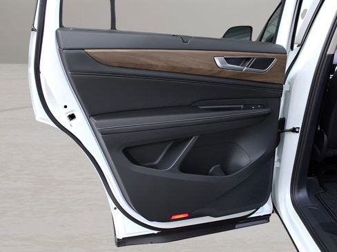 Used 2024 Volkswagen Atlas SE w/ Black Wheel Package FWD image 10