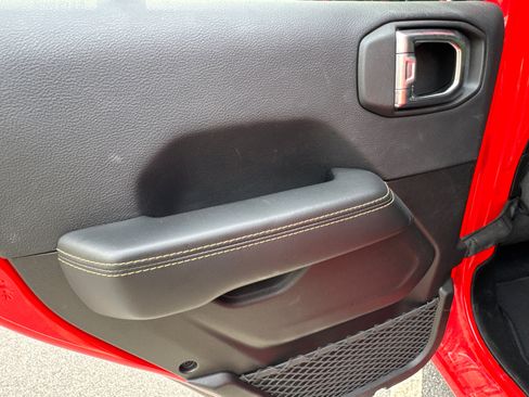 Used 2025 Jeep Wrangler Sahara w/ Safety Group image 21