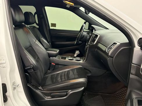 Used 2017 Jeep Grand Cherokee Altitude RWD image 24