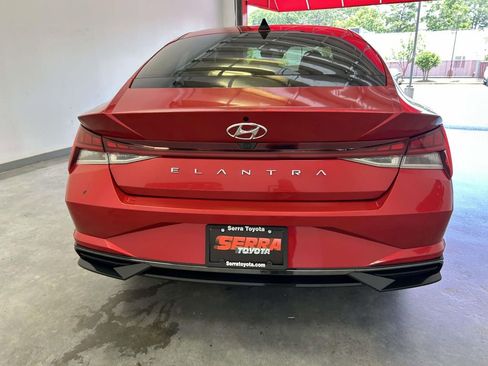 Used 2021 Hyundai Elantra SEL w/ Convenience + Premium Package FWD image 4