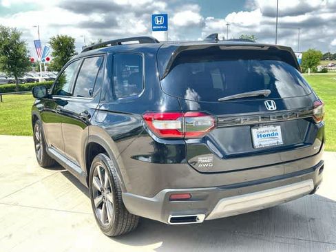Certified 2025 Honda Pilot Touring image 5