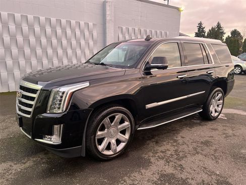 Used 2018 Cadillac Escalade Luxury image 1