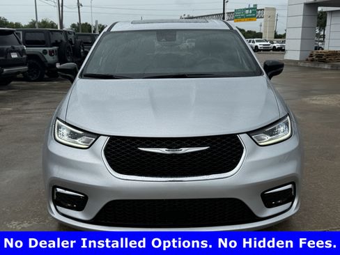 Used 2026 Chrysler Pacifica Limited FWD image 3