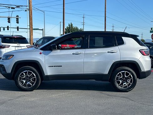 Used 2025 Jeep Compass Trailhawk AWD/4WD image 8
