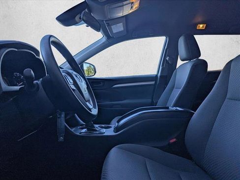 Used 2018 Toyota Highlander LE image 13