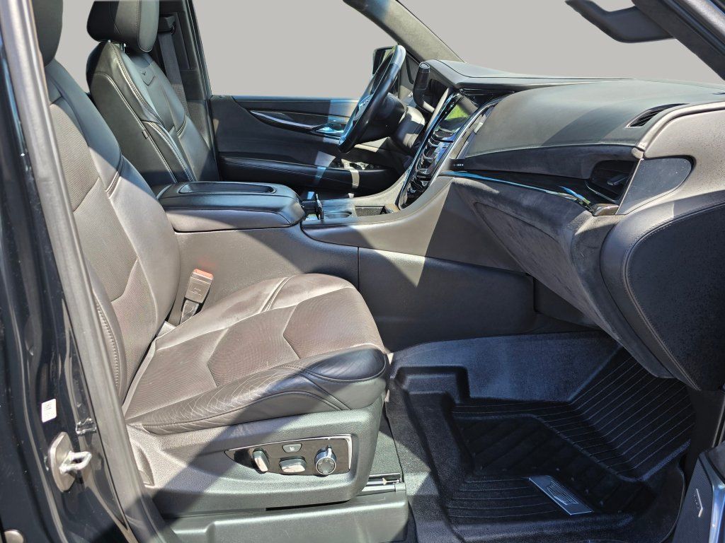 Used 2018 Cadillac Escalade ESV Platinum AWD/4WD image 31