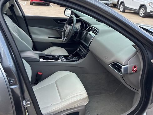 Used 2017 Jaguar XE Premium RWD image 12
