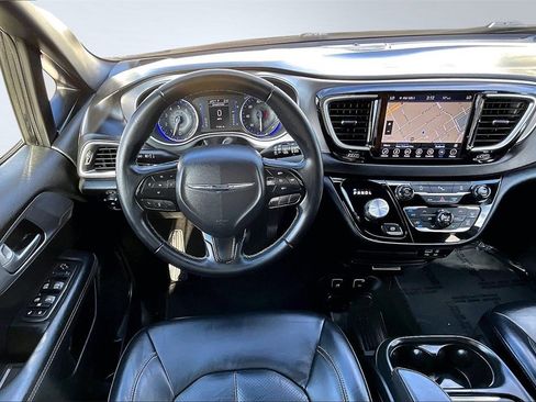 Used 2018 Chrysler Pacifica Touring-L w/ Premium Audio Group image 6