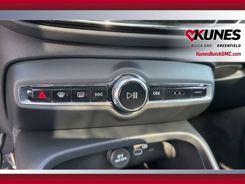 Used 2024 Volvo XC40 B5 Core AWD/4WD image 26