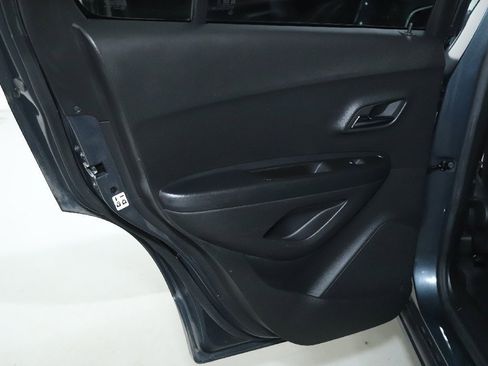 Used 2022 Chevrolet Trax LT w/ LT Convenience Package image 13