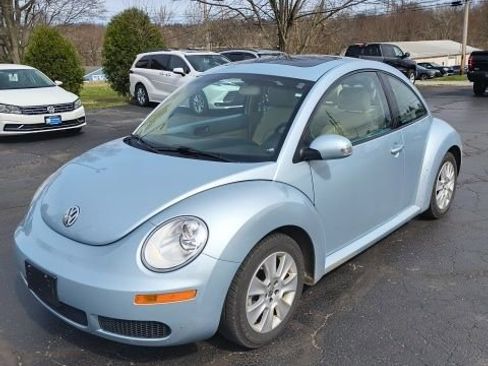 Used 2010 Volkswagen Beetle Coupe image 2