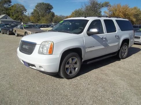 Used 2009 GMC Yukon XL SLT w/ SLT Chrome Edition image 2