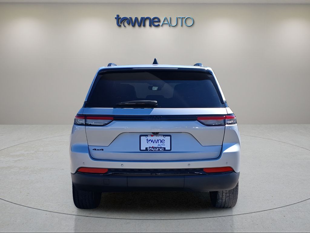 Used 2023 Jeep Grand Cherokee Altitude AWD/4WD image 4