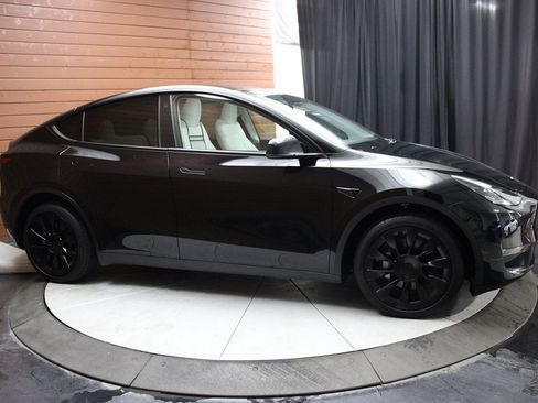 Used 2023 Tesla Model Y Long Range image 48