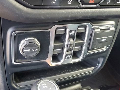 Used 2024 Jeep Wrangler Unlimited Sahara w/ Technology Group AWD/4WD image 18
