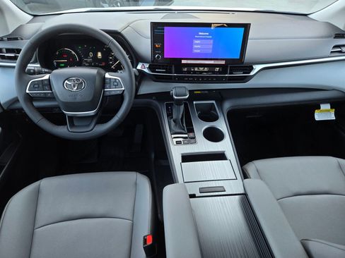 Certified 2026 Toyota Sienna XLE FWD image 14