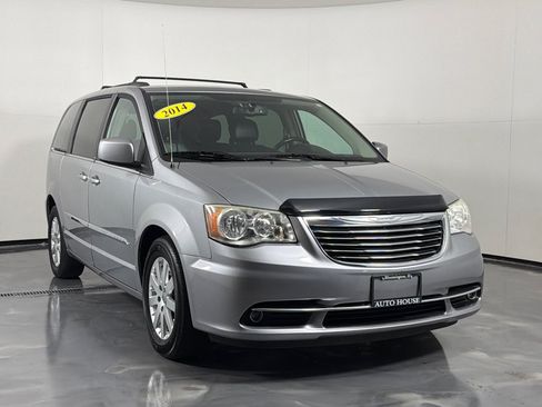 Used 2014 Chrysler Town & Country Touring FWD image 3