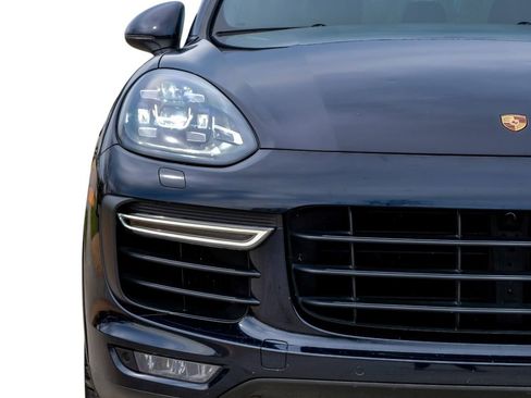 Used 2018 Porsche Cayenne Turbo image 50