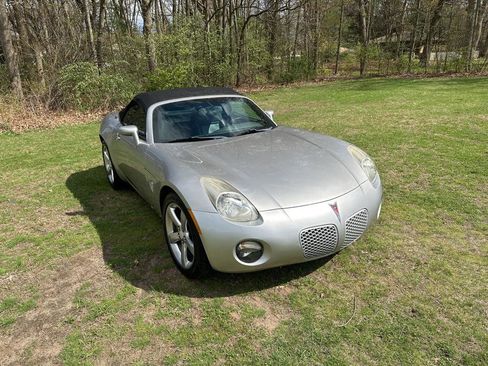 Used 2007 Pontiac Solstice Convertible w/ Premium Package image 2