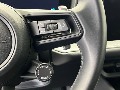 Used 2025 Porsche Cayenne image 9