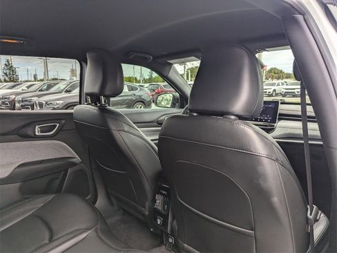 Certified 2024 Jeep Compass Latitude image 12