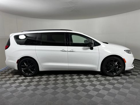 Used 2025 Chrysler Pacifica Limited FWD image 4