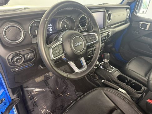 Used 2022 Jeep Wrangler Unlimited Sahara w/ Cold Weather Group AWD/4WD image 15