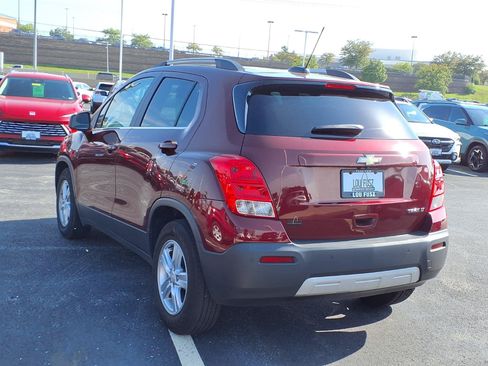 Used 2016 Chevrolet Trax LT w/ LT Sun and Sound Package FWD image 2