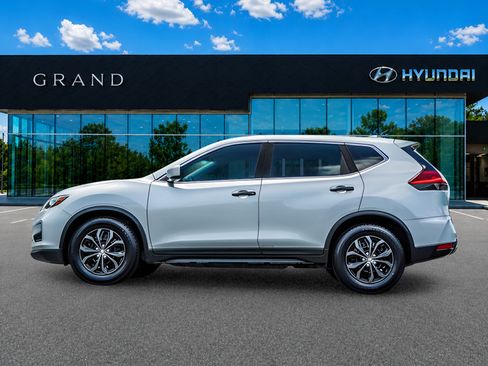 Used 2017 Nissan Rogue S FWD image 3