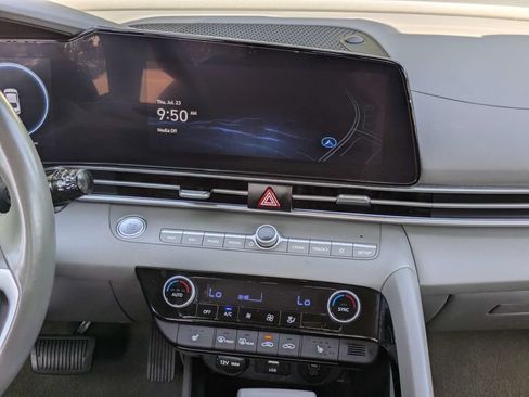 Used 2025 Hyundai Elantra SEL FWD image 17