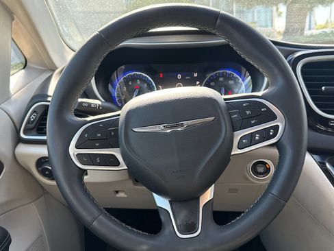 Used 2024 Chrysler Pacifica Touring-L FWD image 23