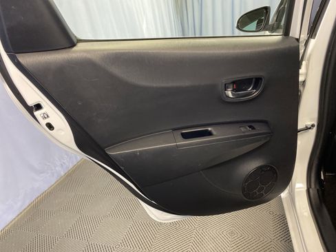 Used 2012 Toyota Yaris 4-Door Hatchback image 18