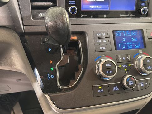 Used 2020 Toyota Sienna LE FWD image 19