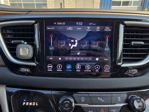 Used 2018 Chrysler Pacifica Touring-L FWD image 22