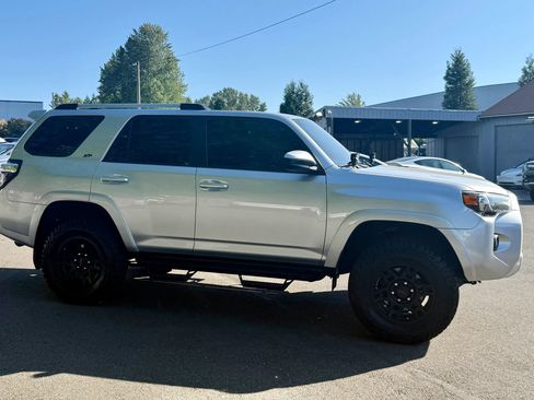 Used 2019 Toyota 4Runner SR5 AWD/4WD image 4