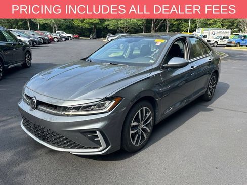 Used 2025 Volkswagen Jetta SE FWD image 3