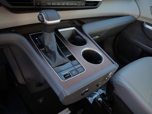 Used 2024 Toyota Sienna XLE w/ XLE Plus Package FWD image 24
