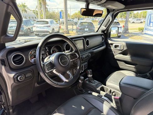 Used 2019 Jeep Wrangler Unlimited Sahara image 23