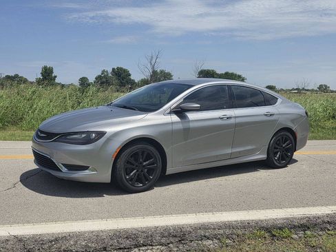 Used 2015 Chrysler 200 Limited w/ Convenience Group FWD image 2