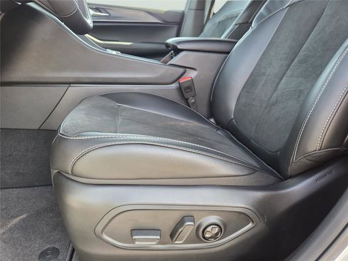 New 2025 Jeep Grand Cherokee Altitude image 18