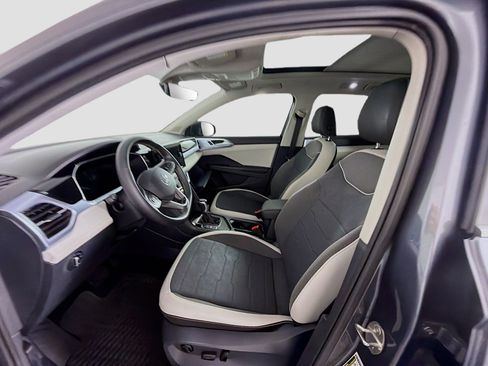 Used 2025 Volkswagen Taos SE FWD image 13