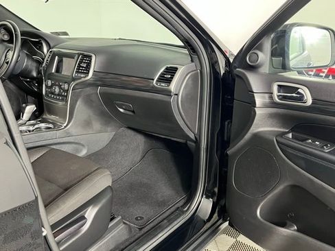Used 2020 Jeep Grand Cherokee Laredo AWD/4WD image 30