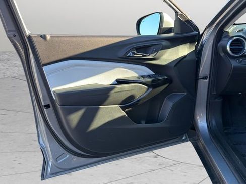 Certified 2025 Chevrolet Trax LT w/ Driver Confidence Package image 36