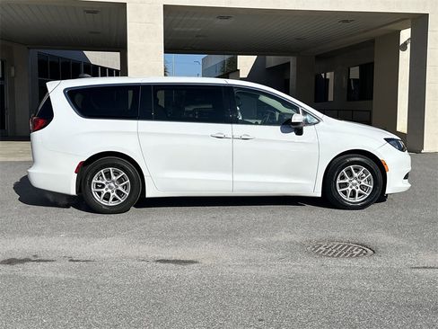 Used 2022 Chrysler Voyager LX image 9