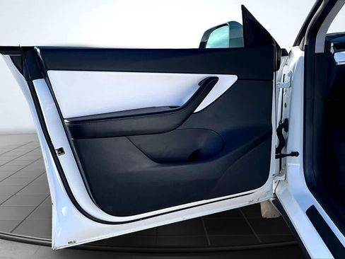 Used 2021 Tesla Model Y Long Range image 27