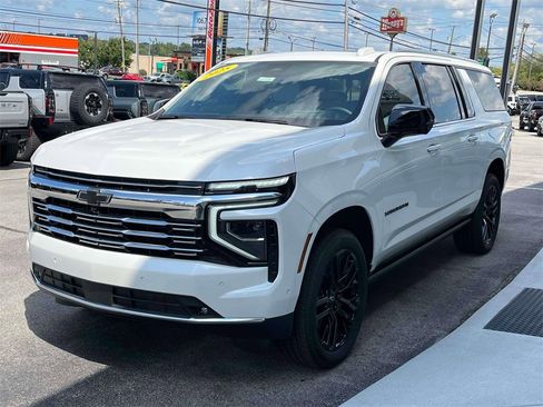 Used 2025 Chevrolet Suburban Premier image 7