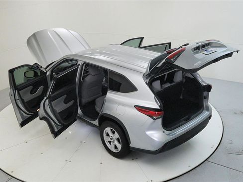 Used 2023 Toyota Highlander L image 19