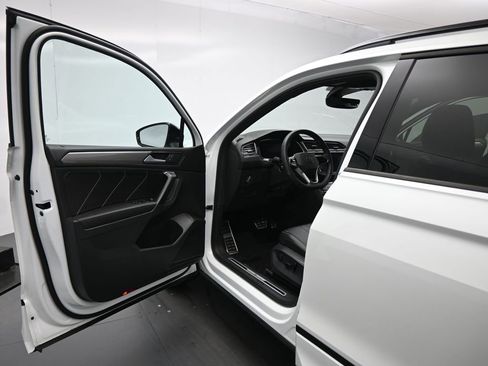 Used 2022 Volkswagen Tiguan SE R-Line FWD image 8