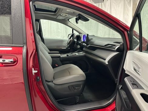 Used 2025 Toyota Sienna XLE image 62